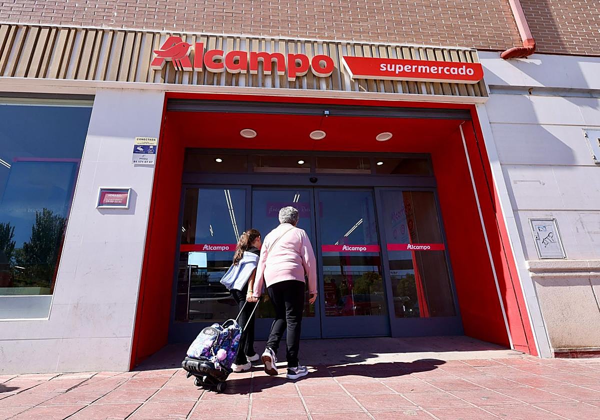 Una abuela y su nieta acceden al supermercado Alcampo de Laguna de Duero este jueves.
