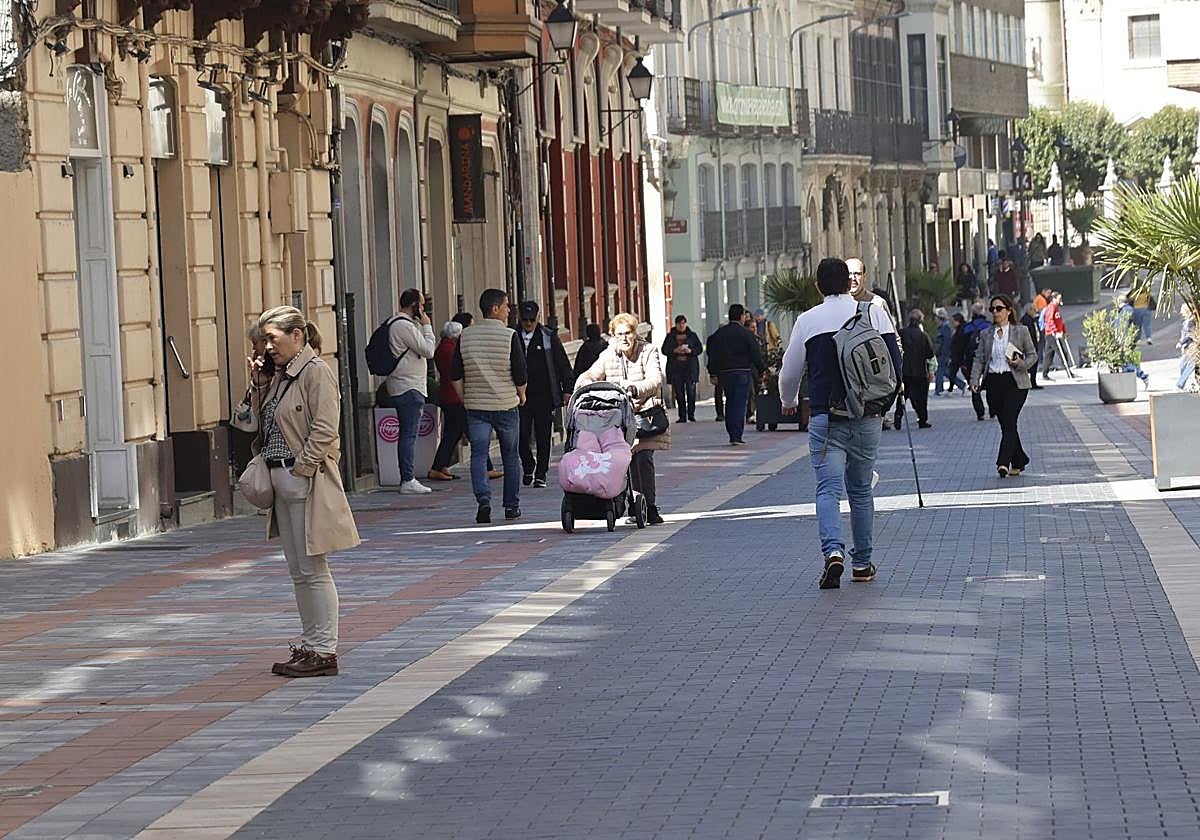 Los peatones caminan por la callle Don Sancho, tras su cierre al tráfico el pasado mes de abril.