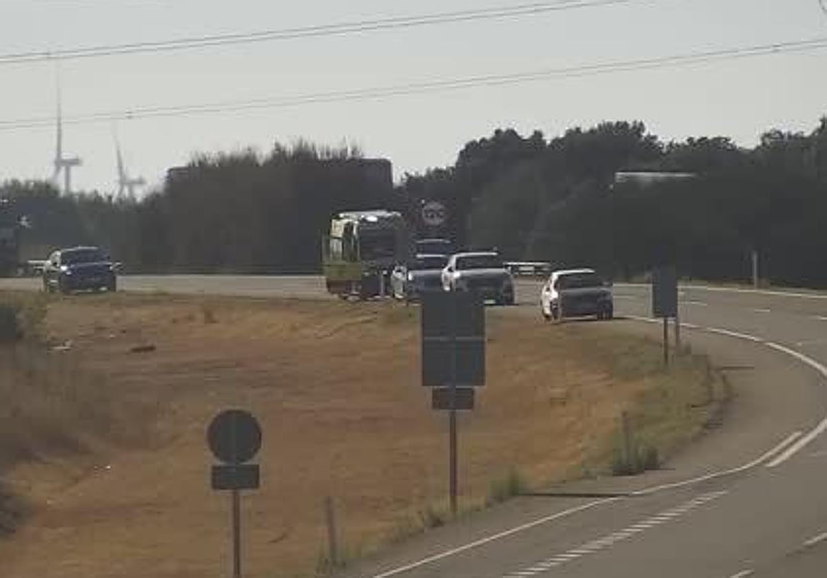 Una ambulancia en el kilómetro 212 de la A-6, en las inmediaciones del lugar donde se ha producido el accidente.