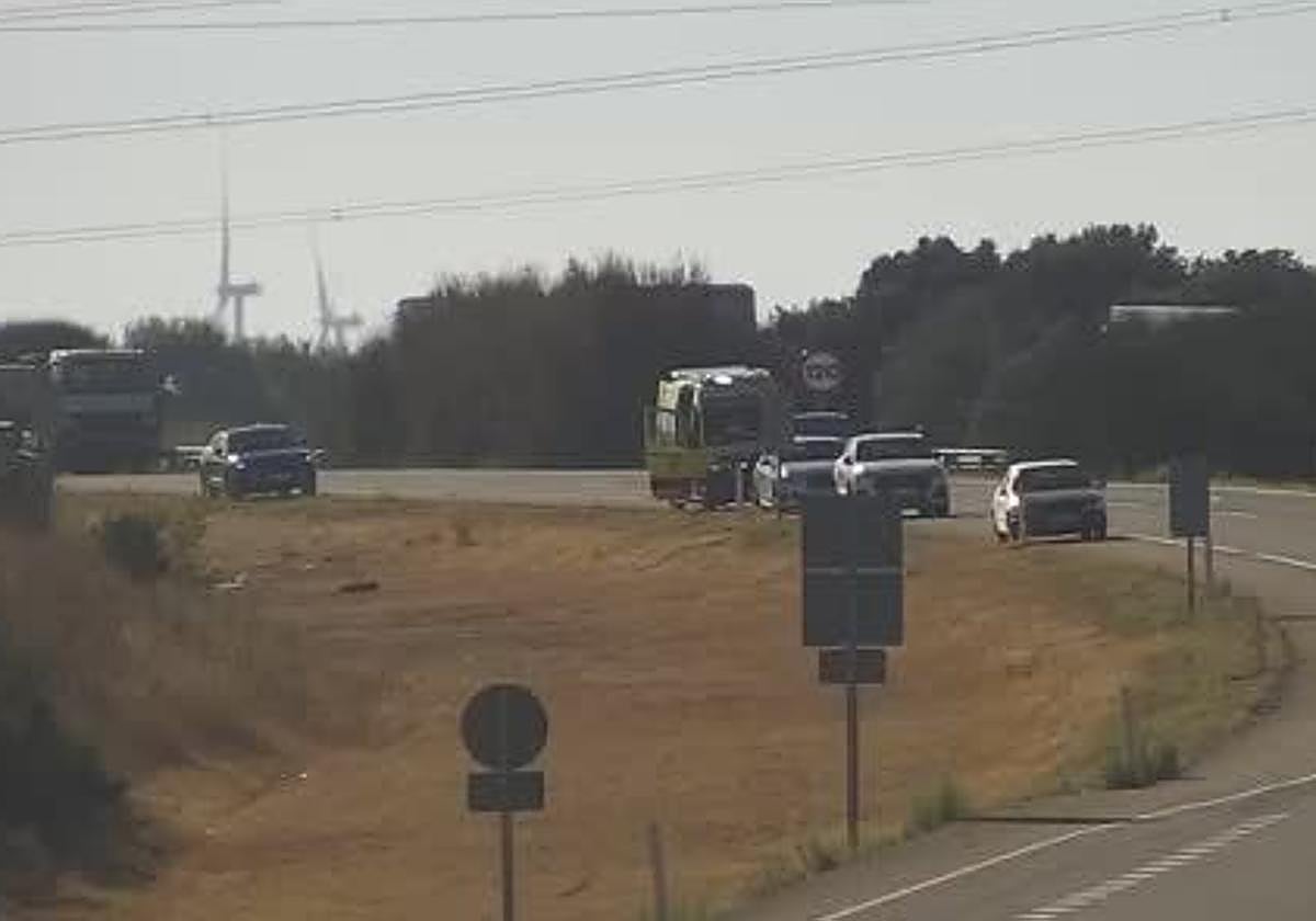 Ambulancia este jueves por la mañana en la A-6, en las proximidades del punto donde se ha producido el accidente.
