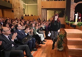La arquitecta Pilar Diez se dirige al escenario del centro de artes escénicas, durante su inauguración, el pasado 3 de noviembre de 2023.