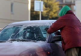 Una persona retira hielo de la luna delantera de su coche en una imagen de archivo.