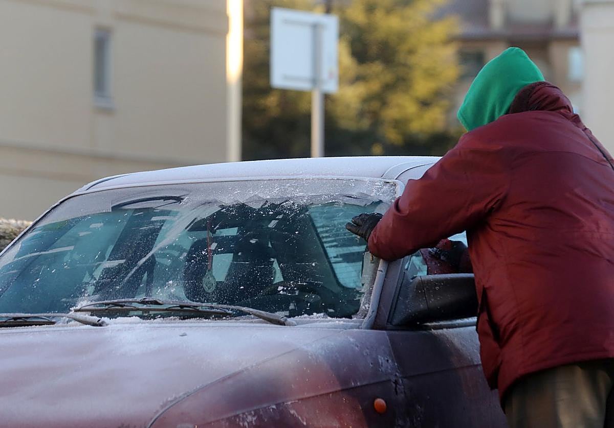 Una persona retira hielo de la luna delantera de su coche en una imagen de archivo.