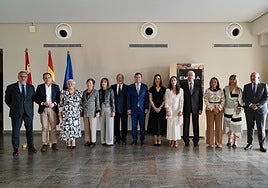 La familia Moro junto a los representantes institucionales que acudieron a la celebración del 30 aniversario de Bodega Emina.
