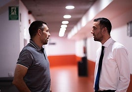 Natxo Lezkano y Marco Justo conversan en 2023 cuando el técnico vasco dirigía al Andorra y el grancanario, al Palencia.