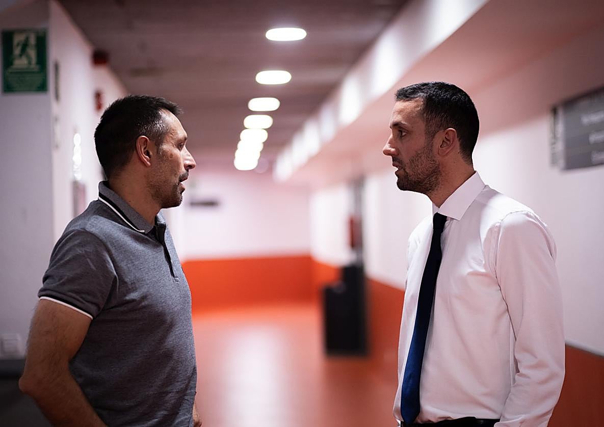 Natxo Lezkano y Marco Justo conversan en 2023 cuando el técnico vasco dirigía al Andorra y el grancanario, al Palencia.