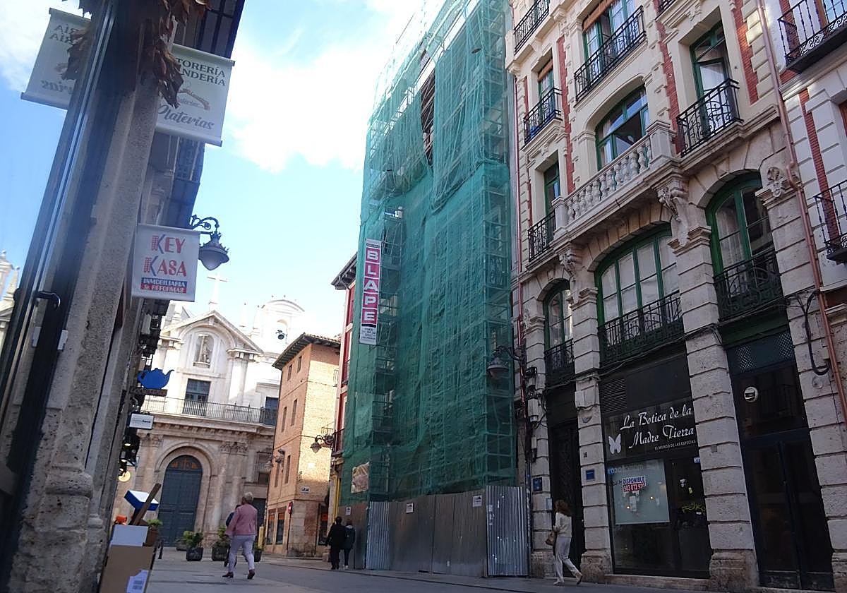 Inmueble, cubierto de andamios, del número 18 de la calle Platerías.