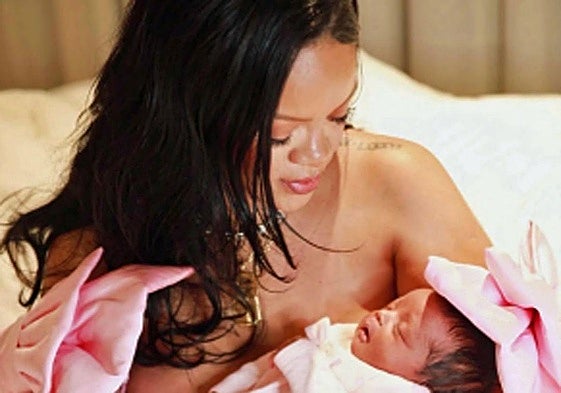 Rihanna con su hija recién nacida.