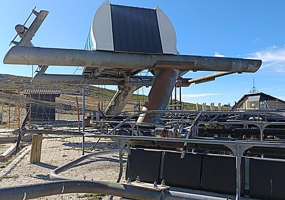 Aspecto que presentaba esta misma tarde el telesilla de la estación de La Covatilla.