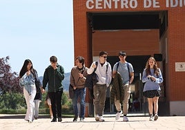 Estudiantes de la Universidad de Valladolid, en el campus Miguel Delibes de la institución.