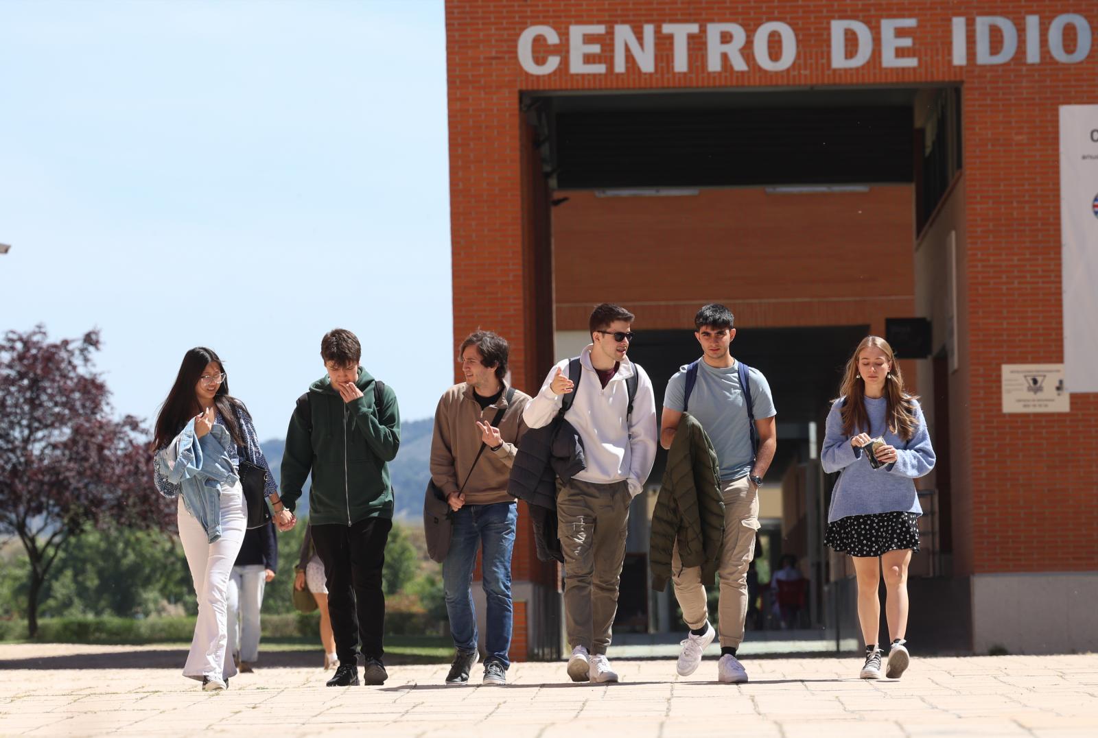 Estudiantes de la Universidad de Valladolid, en el campus Miguel Delibes de la institución.