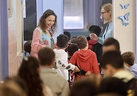 Profesores reciben a sus alumnos en el primer día de curso de este año.