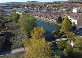 Vista del Canal de Castilla a su paso por la localidad palentina de Alar del Rey.