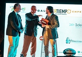 Mario Villa recoge en el estrado el premio Padre Bernés.