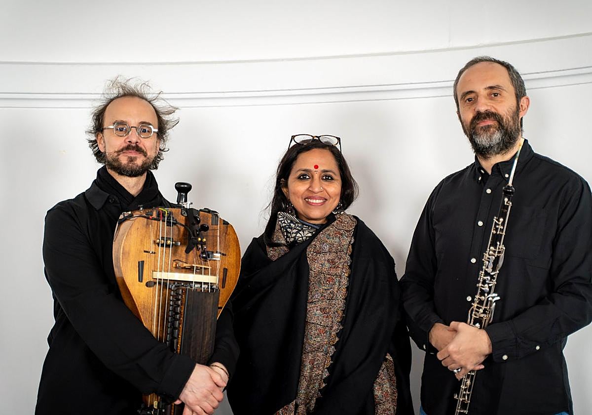 Desde la izquierda, Germán Díaz y su zanfona, Vidya Shah y el oboísta Benxamín Otero.