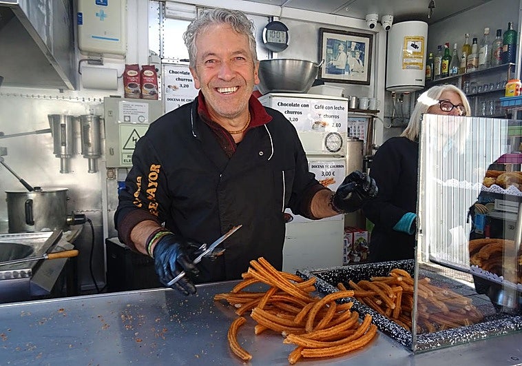 José Antonio Alonso, en su puesto de la churrería Puente Mayor.
