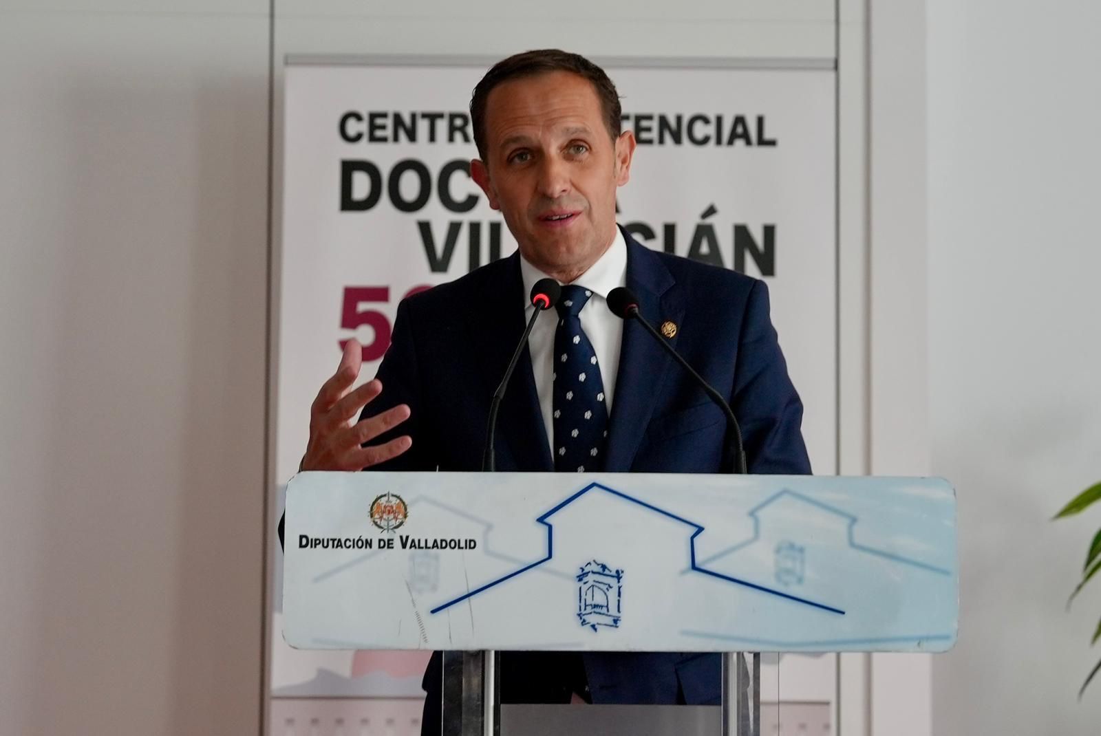 El Presidente de la Diputación, Conrado Íscar, ha sido el encargado de inaugurar el salón polivalente.