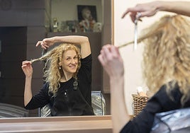 Elena Rodríguez Sáez en su peluquería de Parque Alameda.
