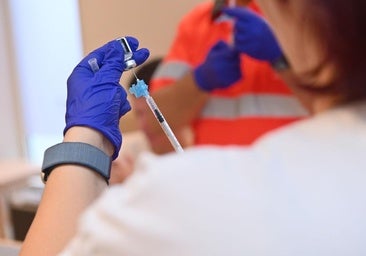 La vacuna de la gripe que viene: Sanidad la separa de la covid y fija objetivos en niños