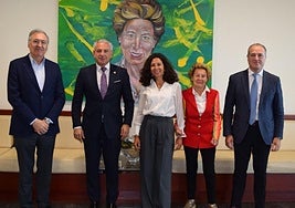 Los responsables de Gullón y el delegado del Gobierno.