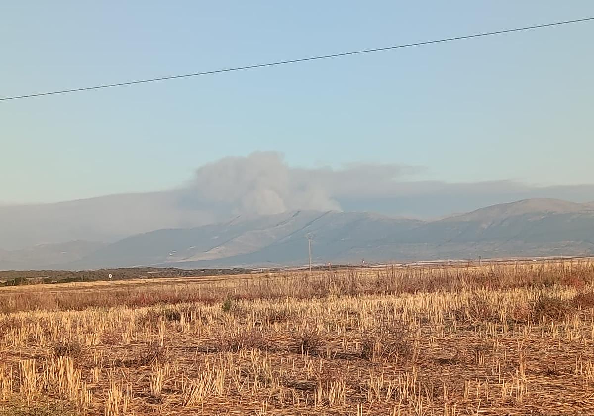 El humo del incendio de Guadalajara es visible desde puntos del nordeste de Segovia.