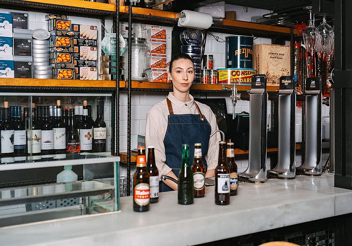 Diferentes variedades de cerveza Mahou en un establecimiento hostelero.