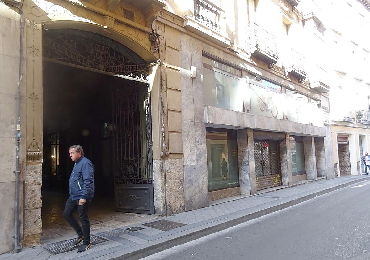 Entrada al Pasaje Gutiérrez por la calle Fray Luis de León y local que ocupaba la papelería San Fernando y, en los últimos años, una tienda de motos.