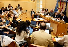 Grupos políticos participantes en el pleno del Ayuntamiento de Segovia celebrado este viernes.