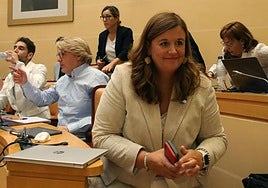 Concejales de la oposición se levantan de sus asientos en medio del pleno.