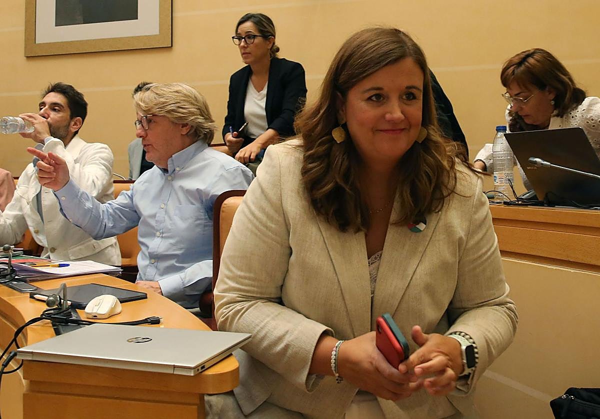 Concejales de la oposición se levantan de sus asientos en medio del pleno.