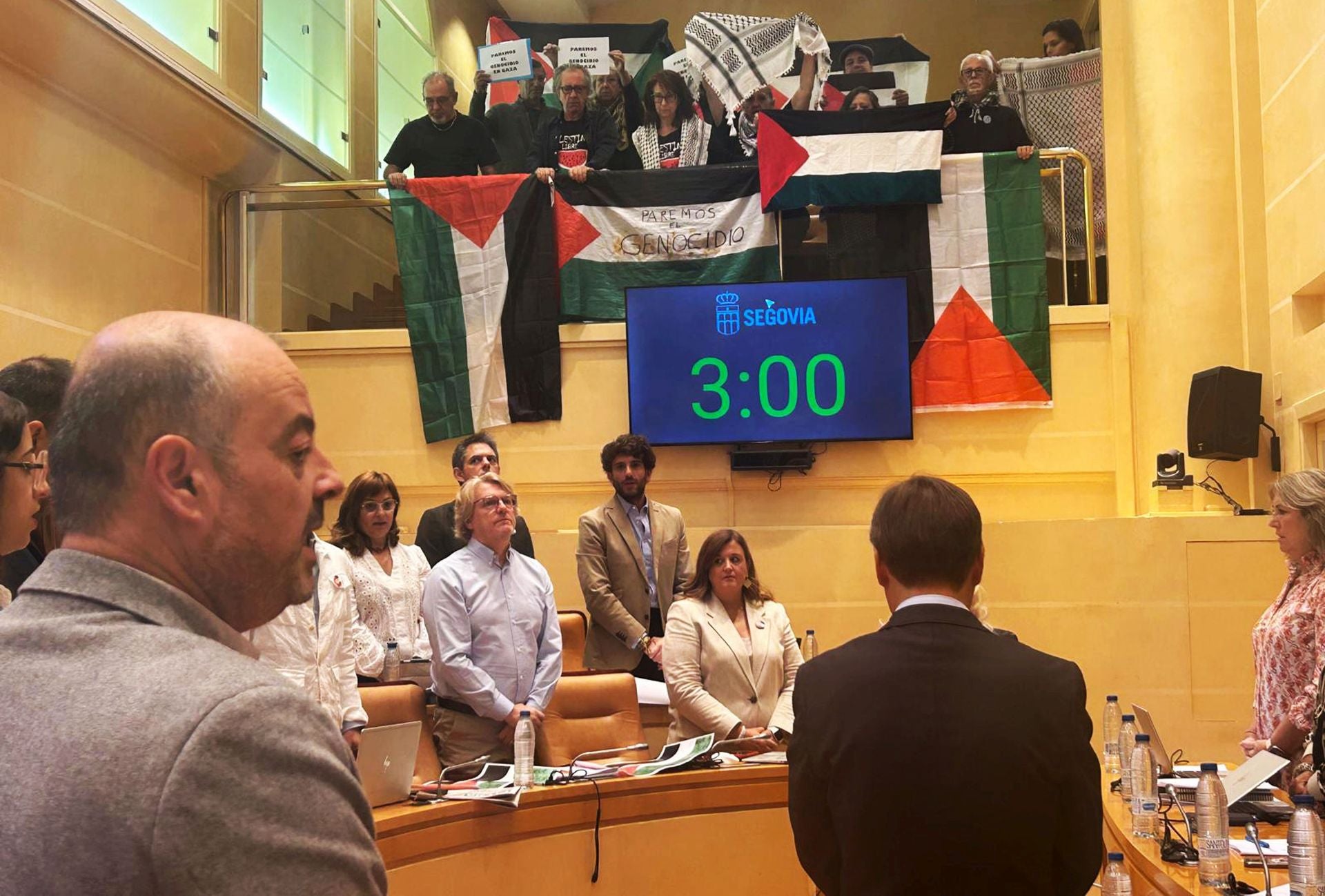 El polémico pleno municipal, en imágenes