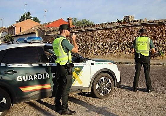 Dos agentes de la Guardia Civil.