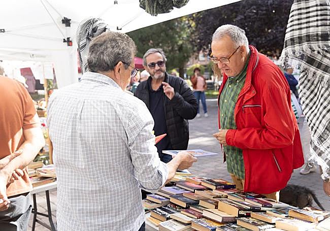 Puesto de libros gratuitos en la plaza de la Universidad.