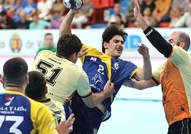 Oliveira trata de colarse entre la defensa del Guadalajara.