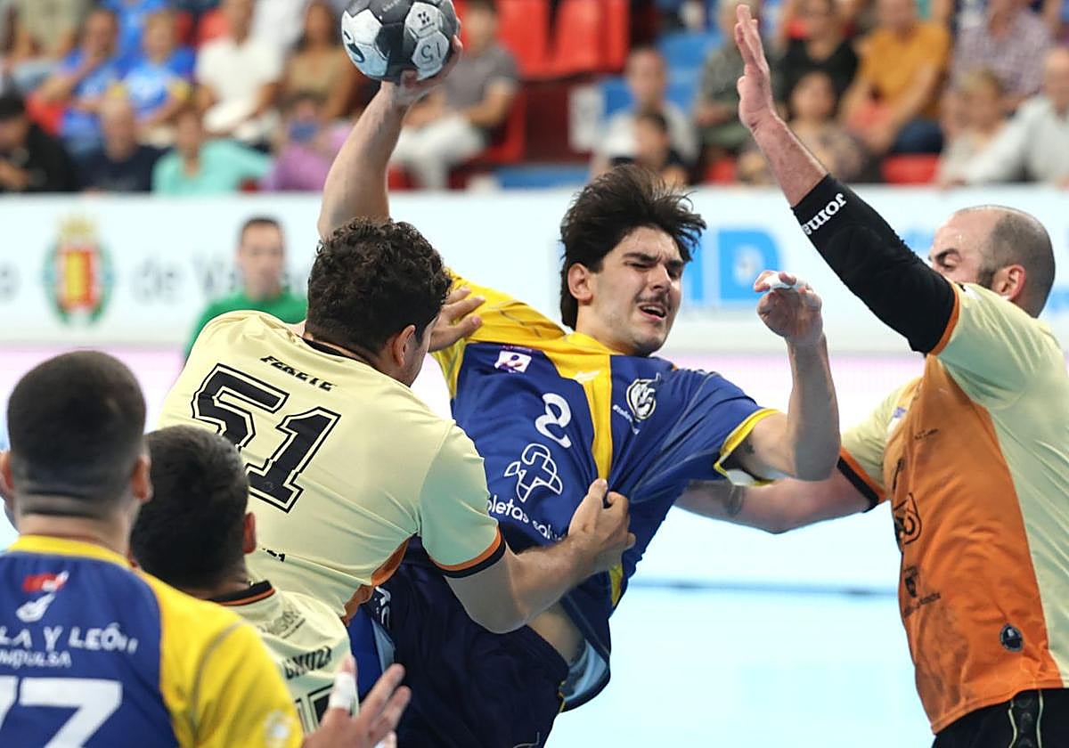 Oliveira trata de colarse entre la defensa del Guadalajara.