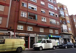 Exterior del inmueble del número 9 de la carretera de Rueda en el que se produjo el incendio.