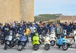 Los participantes en la cita posando en la explanada del castillo de Torrelobatón