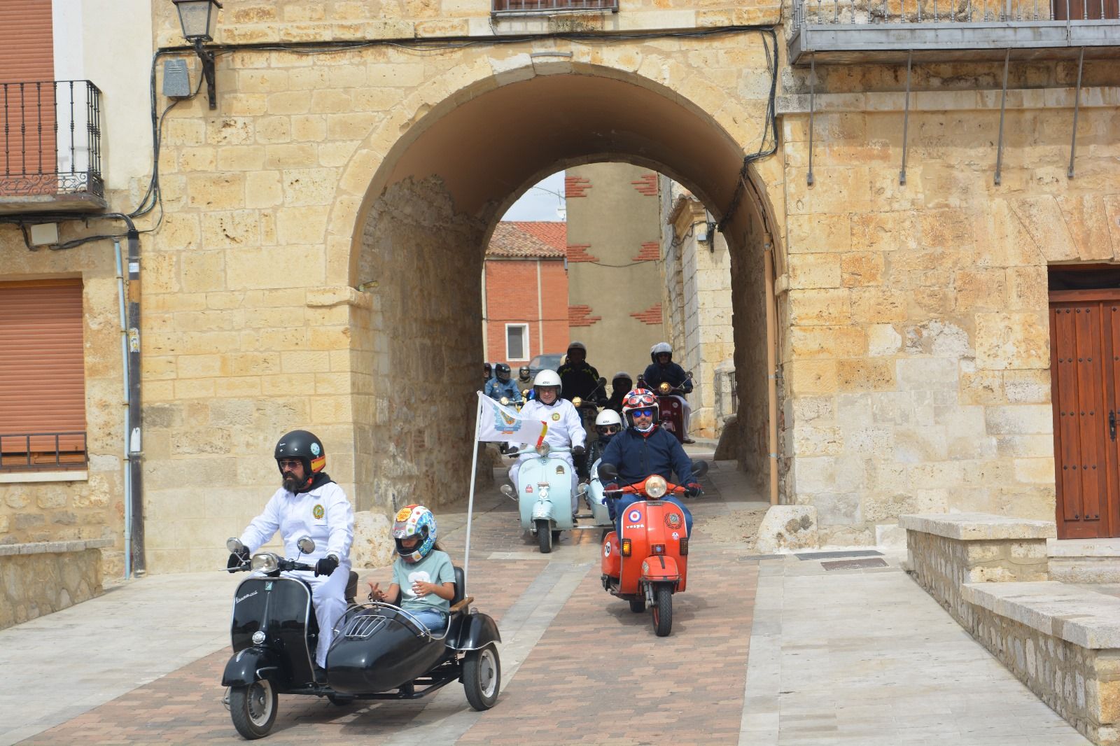 Así ha transcurrido la ruta de scooters y vespas por la provincia