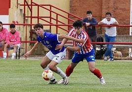 Jorge Delgado pugna por un balón.