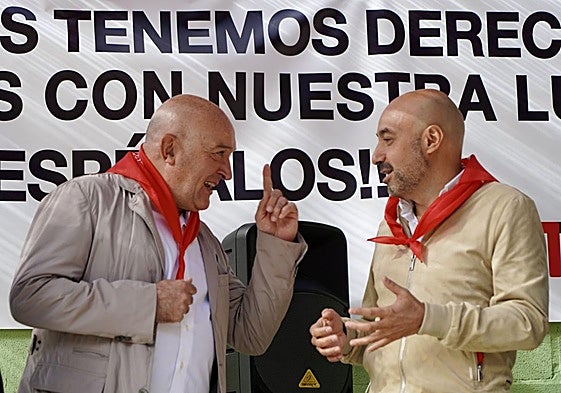 Jesús Julio Carnero charla con el secretario general de UGT en Castilla y León, Óscar Lobo, durante el encuentro en el pinar.