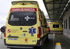 Ambulancias en la entrada a Urgencias en el Hospital General Universitario de Segovia.