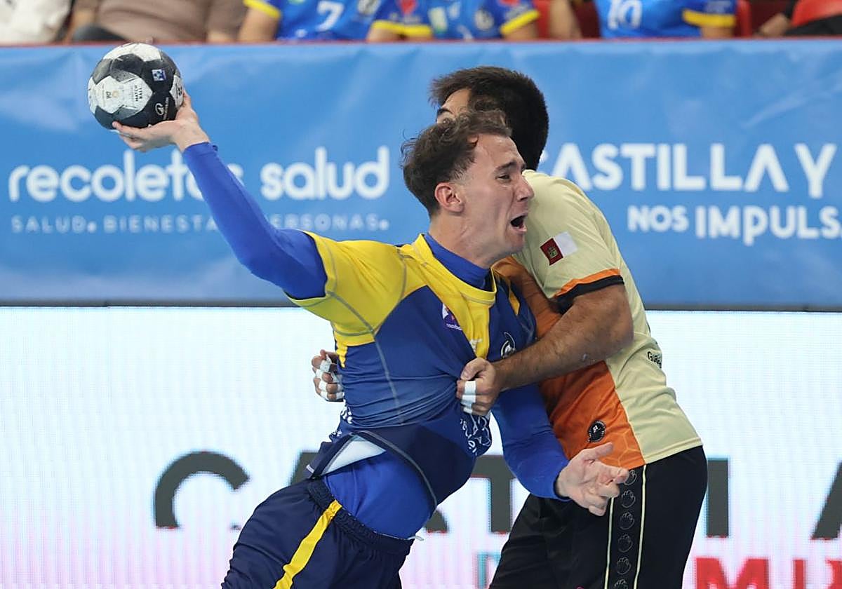 Fotos del partido entre el Balonmano Atlético Valladolid y el Guadalajara
