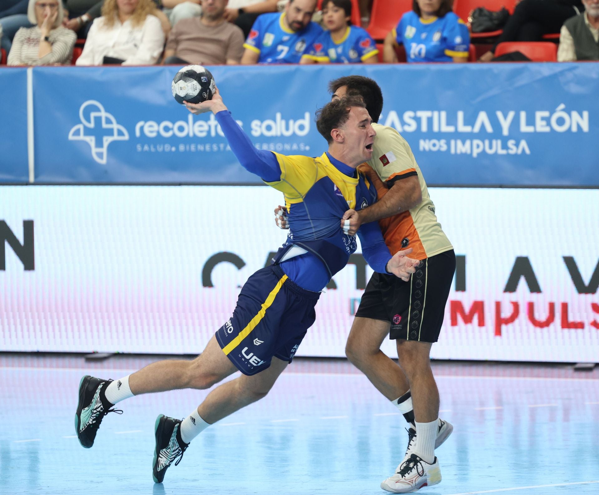 Fotos del partido entre el Balonmano Atlético Valladolid y el Guadalajara