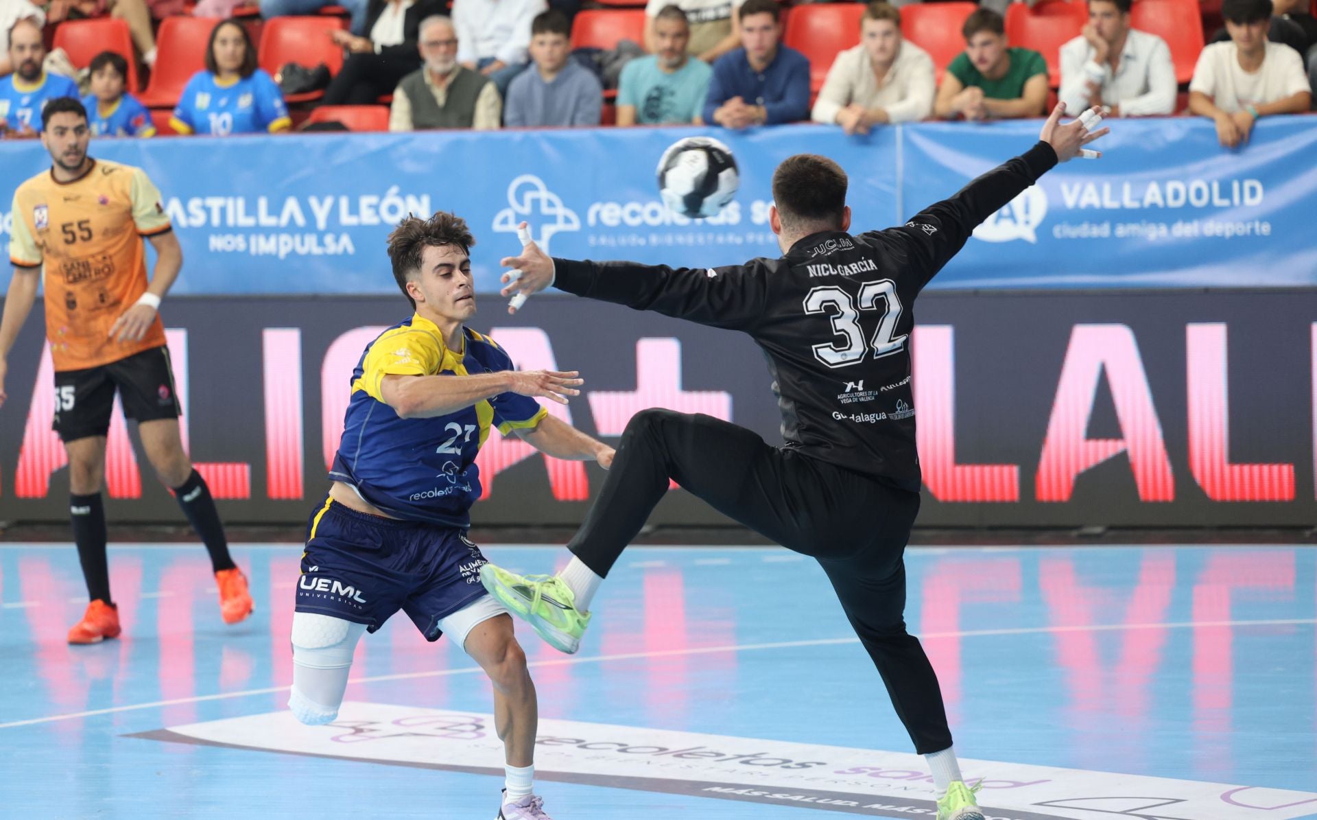 Fotos del partido entre el Balonmano Atlético Valladolid y el Guadalajara
