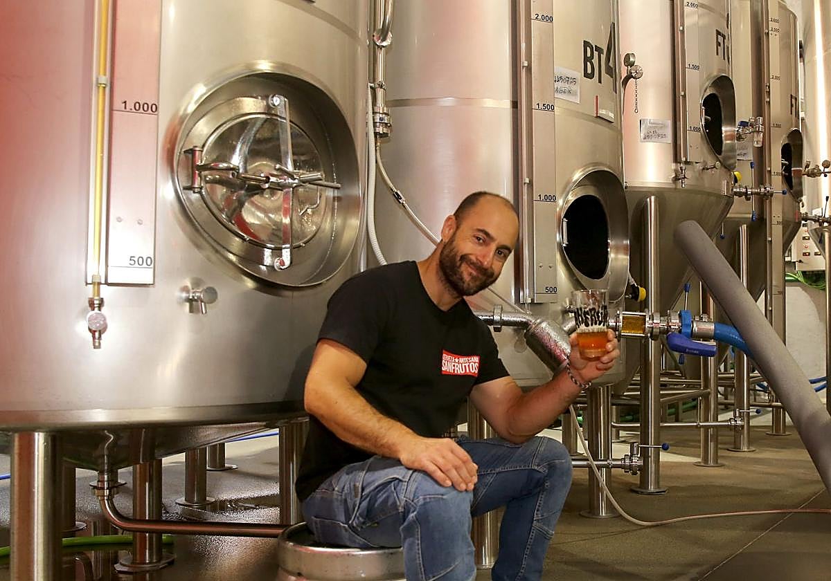 El presidente de la Asociación Española de Cerveceros Artesanos Independientes, Mateo Sanz, en su fábrica de Segovia.