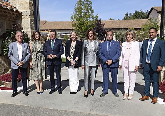 La presidenta de la Diputación de Palencia, la vicepresidenta de la Junta y el consejero Carriedo, con diputados provinciales y el delegado de la Junta, en el Día de la Provincia.