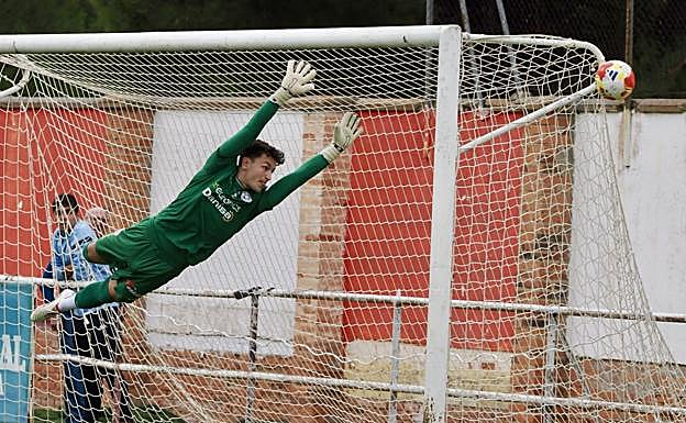 Álex se estira para detener un lanzamiento que rozó la escuadra.