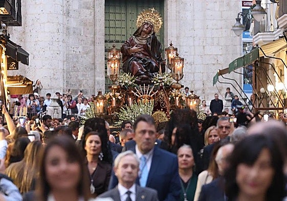 La Virgen de las Angustias, delante de la Catedral.