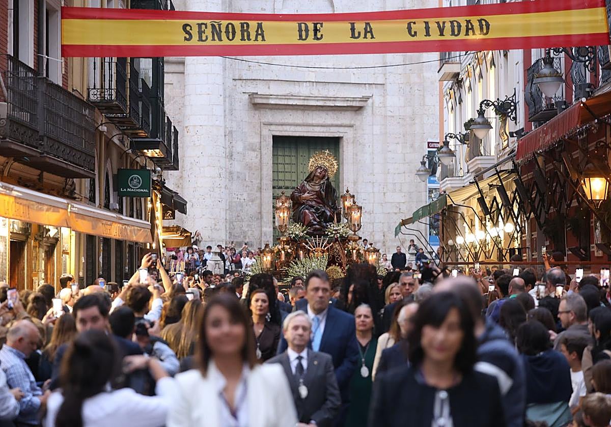 La Virgen de las Angustias, delante de la Catedral.
