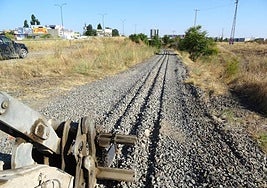 El balasto del lecho ferroviario de la vía de Ariza, una vez retiradas las traviesas y raíles, al borde de la carretera de Madrid.